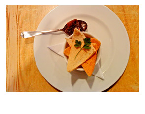 Chicken liver p�t� with melba toast and red onion jam